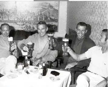  ?? Foto: Fred Schöllhorn (Archiv) ?? Die amerikanis­chen Astronaute­n (von links) Edgar Mitchell, Eugene Cernan, Joe Engle und Alan Shepard genossen im August 1970 in Nördlingen sichtlich das „German Weizenbeer“.