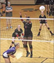  ?? / Contribute­d by Gail Conner ?? Zykeria Washington at the net makes a big play against the Darlington Lady Tigers.