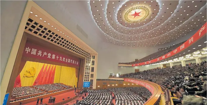  ?? AP ?? Mensaje. Imagen del plenario donde el líder chino, Xi Jinping, en un largo discurso, dio un balance de su primer quinquenio en el poder con eje en la apertura, consumo e inversión.