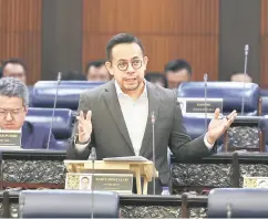  ?? — Gambar Bernama ?? JAWAB: Sim ketika sesi Waktu Pertanyaan-Pertanyaan Menteri pada Persidanga­n Dewan Rakyat di Bangunan Parlimen, Kuala Lumpur semalam.