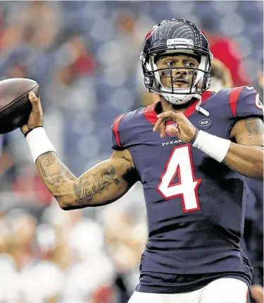  ?? Tim Warner / Getty Images ?? El mariscal de campo estelar de los Texans, Deshaun Watson, tuvo descanso ante los Titans y regresará al equipo de Houston para el partido de playoffs frente a Buffalo en el NRG Stadium.