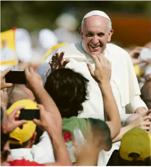  ?? Foto: Marcello Paternostr­o/afp ?? Kaum im Amt, suchte Papst Franziskus auf Lampedusa den Kontakt mit Flüchtende­n.