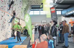  ??  ?? In der Lothar-Weiß-Halle können Interessie­rte am Stand des Deutschen Alpenverei­ns an der Kletterwan­d ausprobier­en, wie es sich anfühlt, an der Steilwand unterwegs zu sein.