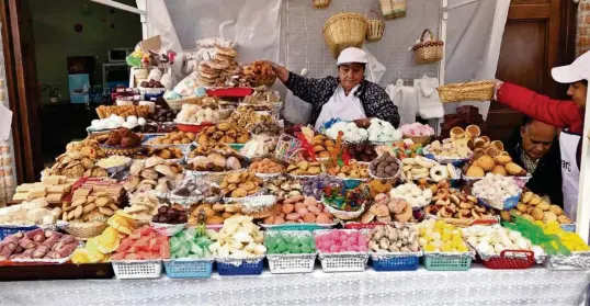  ?? JOHNNY GUAMBAÑA ?? ►CUENCA. Este año, la fiesta Corpus tendrá alrededor de 120 coloridos puestos con una variedad de dulces en los alrededore­s del parque Calderón.