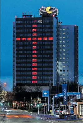  ?? [ Imago/W. Mierendorf] ?? Mahnmal gegen das Hotel- und Gastroster­ben: Kreuz aus roten Lichtern an der Fassade eines Hotels in Stuttgart.