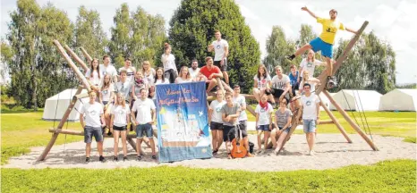  ?? FOTO: PRIVAT ?? Mit ihrem Banner wollen die Betreuer des Ministrant­enzeltlage­rs auf Werbetour in die Gemeinden gehen.