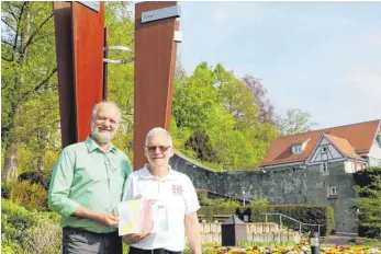  ?? FOTO: TANJA BOSCH ?? Hans Peter Eisele (links) und Hans-Bernd Sick freuen sich über 30 Jahre Städtepart­nerschaft mit Telawi. Eine Chronik zum runden Geburtstag erscheint.