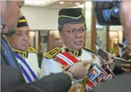  ??  ?? SHAFIE menjawab pertanyaan pihak media ketika ditemui di lobi Parlimen pada Isnin.