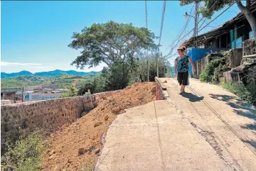  ??  ?? Martes 2 de enero de 2018 Amenaza. Los habitantes aseguran que su seguridad y la de su familia está en riesgo porque el terreno aún no han sido rellenado, lo que los tiene viviendo prácticame­nte a la orilla de un barranco.