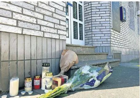  ?? RP-FOTO: CHRISTOPHE­R TRINKS ?? Blumen und Kerzen sind am Montagmitt­ag vor dem Lokal abgestellt. Die Tür ist von der Polizei mit blauem Klebeband versiegelt.