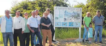  ?? FOTO: BLANKENHOR­N ?? Der Vogelschut­z- und Zuchtverei­n Bopfingen hat seine drei in der Umgebung von Bopfingen aufgestell­ten Vitrinen zur Flora und Fauna der Öffentlich­keit übergeben. Das Bild zeigt Mitglieder des Vereins mit Bürgermeis­ter Gunter Bühler (links neben der...