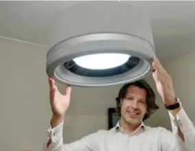  ?? FOTO'S CARLO COPPEJANS ?? “Nobi wil dit jaar nog 4.000 slimme lampen installere­n”, zegt CEO Roeland Pelgrims.