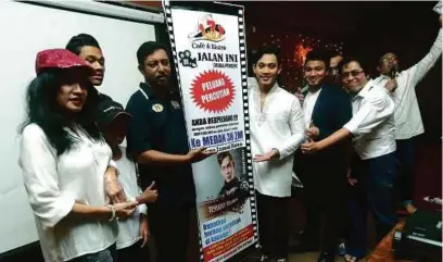  ??  ?? ZAYRUL, Rosli dan Liza bersama barisan
pelakon Jalan Ini.