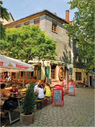  ??  ?? Clockwise from top: Romerberg’s picturesqu­e piazza; Alte Oper; and a tavern in Sachsenhau­sen