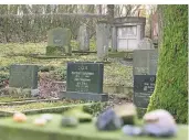  ??  ?? Der Jüdische Friedhof am Görscheide­r Weg in Heiligenha­us wurde soeben gesperrt: Grabsteine drohen umzufallen.