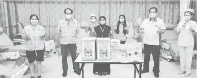  ??  ?? TERIMA KASIH: Dr Norkhazari­na Omar (depan tengah) menerima sumbangan berupa pek makanan dan minuman daripada NSJA.