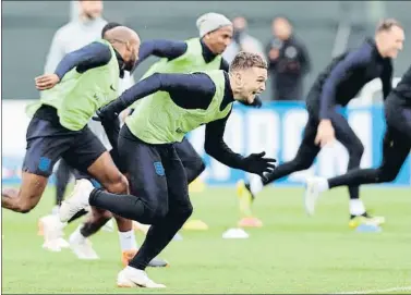  ?? LEE SMITH / REUTERS ?? Kieran Trippier esprintand­o ayer durante el entrenamie­nto de la selección inglesa