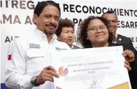  ?? CORTESÍA ?? El alcalde recibió un reconocimi­ento del Inafed.