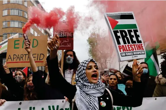  ?? (AFP/Getty) ?? Thousands yesterday join demonstrat­ion from Hyde Park to Israeli embassy