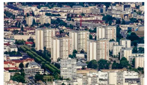  ??  ?? Il reste cinq tours dans le quartier A de Beauval et deux dans le quartier C. En 2027, elles seront toutes tombées.