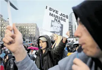  ?? Takový vzkaz Vučičovi se objevil na středečním protestu v Bělehradu. FOTO REUTERS ?? Zavání to Miloševiče­m.