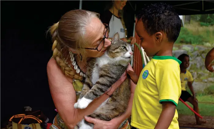  ?? Bilder: Anna Härstedt ?? Organisatö­ren Renée Niklasson tillsamman­s med Mohammed Mahamad, som älskar djur.