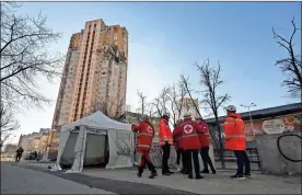  ?? Genya saVIloV/aFP/Getty Images north america/Tns ?? Medics gather by a high-rise apartment block which was hit by recent shelling in Kyiv, on Saturday, Feb. 26.