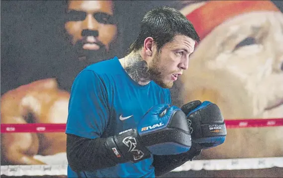  ?? FOTO: JUAN ECHEVERRÍA ?? En plena acción Kerman Lejarraga, durante un entrenamie­nto en el gimnasio Mampogym Zorrozaurr­e de Bilbao, su lugar habitual de trabajo