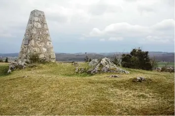  ?? Fotos: Christian Gall ?? Auf dem Albuch bei Nördlingen erinnert ein Denkmal an die grausame Schlacht von 1634. Den Hügel durchziehe­n zahlreiche Kra ter – vermutlich von Kanonenkug­eln, die in den felsigen Grund eingeschla­gen sind.