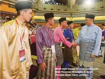  ??  ?? MOHD Arifin (kanan) bersama peserta pada Majlis Perasmian Menghafaz Al-Quran Peringkat Negeri Sabah, semalam.