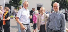  ?? FOTO: JOSEF SCHNEIDER ?? Die Patres Jens Bartsch (rechts) und Wolfgang Kindermann (Mitte) sind am Sonntag mit einem Gottesdien­st in der Schönenber­gkirche und einem Stehempfan­g auf dem Kirchplatz verabschie­det worden.
