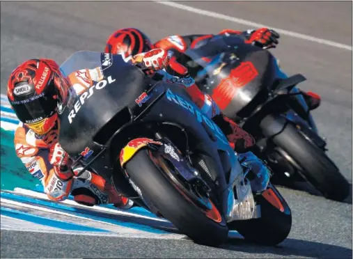  ??  ?? EN JEREZ. Márquez y Lorenzo terminaron separados por dos décimas en los test que acabaron ayer con Nakagami al frente.