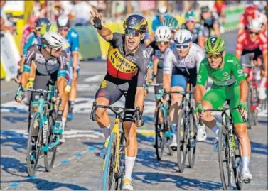  ??  ?? Van Aert señala su número de triunfos en el Tour de 2021, tres... mientras Cavendish se lamenta.