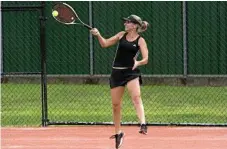  ?? Photo: Bev Lacey ?? TOUGH SHOT: Ipswich’s Katrina Howard reaches for a high forehand return.