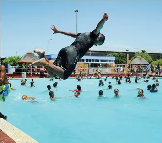  ?? | DAVID RITCHIE African News Agency (ANA) ?? DOZENS of people flocked to the public swimming pool in Goodwood, where people were queueing to get in.