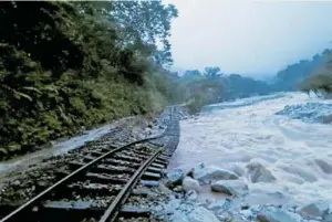  ?? ?? La vía quedó dañada y afectó operacione­s ferroviari­as.