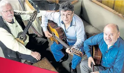  ??  ?? Canción protesta. Los Inti... destacan dos referentes claves de su música: Violeta Parra y Víctor Jara.