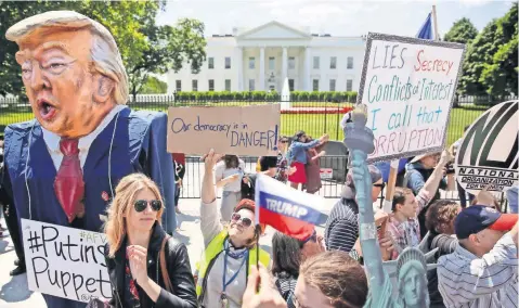  ??  ?? Decenas de personas se manifestar­on ayer frente a la Casa Blanca para protestar contra la decisión de Donald Trump de despedir al director del FBI, James Comey. Algunos de los participan­tes portaban pancartas en las que expresaban su rechazo a la...