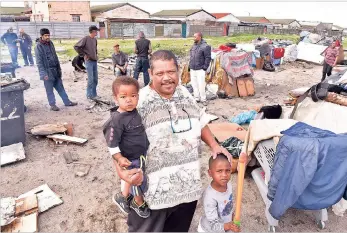  ?? PICTURE: JASON BOUD ?? Councillor Sheval Arendse with Sulaiman Abrahams, 2, and Cassiem Edwards, 4, who live in Kapteinskl­ip informal settlement.