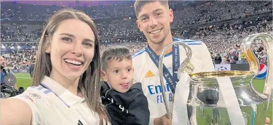  ?? ?? En familia. Mina con sus dos amores: la estrella uruguaya del Real Madrid y Benicio, el hijo que tuvieron, en la cancha con los colores del Merengue.
