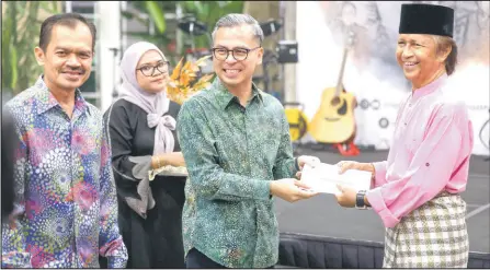  ?? — Bernama photo ?? Fahmi (third left) hands over contributi­on to veteran artistes at the Ramadan Iftar Ceremony held in conjunctio­n with the 2024 Artistes’ Day, organised by Finas.