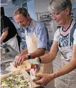  ?? RP-FOTO: OLA ?? Astrid und Klaus Gierlich machen Thunfischp­izza.