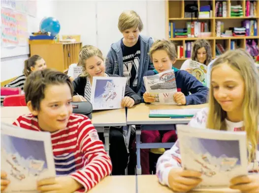  ?? BILD: SN/RIEBLER ?? Sie haben als Erste einen Blick in das neue Winterheft geworfen: die Schülerinn­en und Schüler der 2 m der NMS Henndorf.