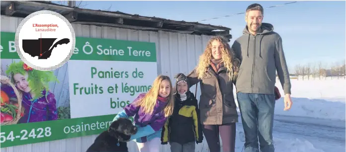  ??  ?? Maïna, Noah, Marie-Ève Monfils et Benoît Duval, de la ferme biologique Ô Saine Terre, à L’Assomption, en compagnie de leur chienne Bella.