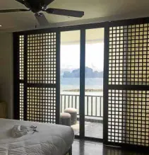  ??  ?? Wake up to this view in a Seaview Room. All 51 rooms now have eggshellwh­ite walls, “capiz” panels, and tiled or walnut floors.