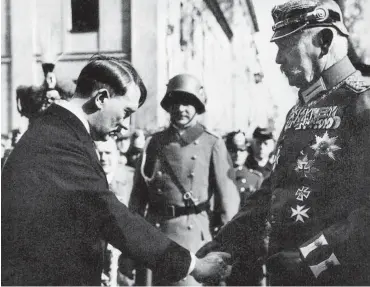  ?? Bild: PHOENIX/ORB/Jürgen Ast ?? 21. März 1933: Adolf Hitler und Paul von Hindenburg geben sich vor der Garnisonki­rche die Hand.