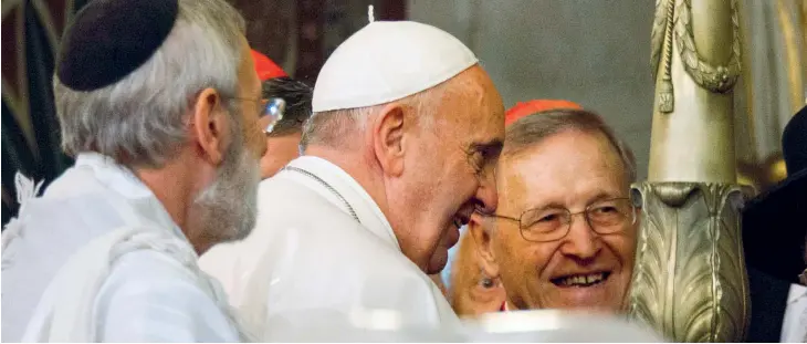  ??  ?? Insieme Papa Francesco e, di spalle, il Rabbino capo Di Segni