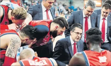  ?? FOTO: EFE ?? El técnico Pedro Martínez dando instruccio­nes en un tiempo muerto. El Baskonia afronta un momento clave de su temporada