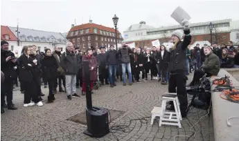  ?? Bild: Jari Välitalo ?? Klimatstre­jkare i alla ådrar kom till Stora torg i Halmstad under fredagen. Elever från bland annat Sannarpsgy­mnasiet, Österledss­kolan, Östergårds­skolan, Stenstorps­skolan och Furulundss­kolan höll tal.