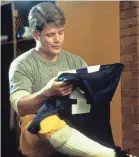  ?? FATHOM EVENTS ?? Notre Dame walk-on Rudy Ruettiger (Sean Astin) puts on his game jersey in “Rudy.”